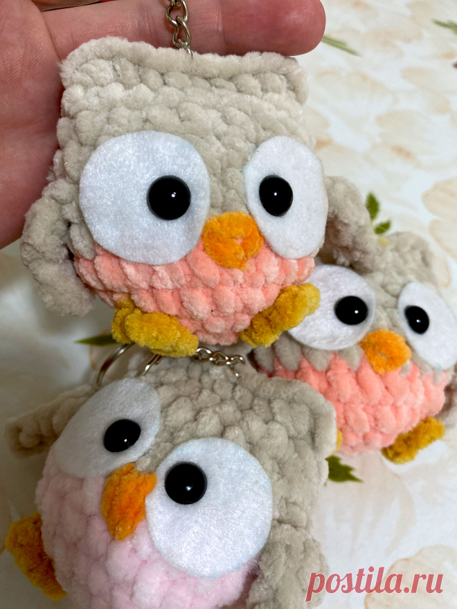 PDF Брелок Совёнок крючком. FREE crochet pattern; Аmigurumi toy patterns. Амигуруми схемы и описания на русском. Вязаные игрушки и поделки своими руками #amimore - плюшевая сова, маленький совёнок из плюшевой пряжи, брелок в виде совушки, птица, птичка.