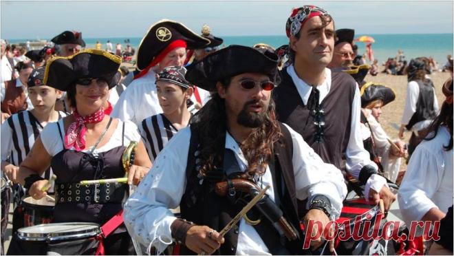 Международный день пиратов
19 сентября поклонники приключений и морского фольклора отмечают весёлый праздник — День пиратов! Он зародился в 1995 году благодаря американцам Джону Бауру и Марку Саммерсу, которые играли в теннис, крича «Йо-хо-хо!», а позже превратили это в международную традицию.