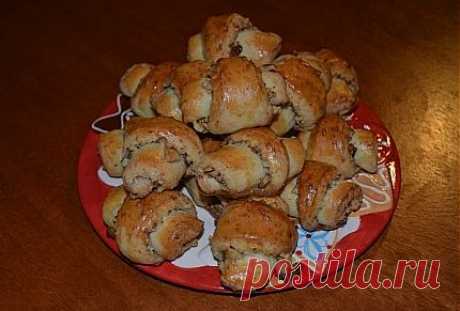 Рогалики на твороге с грецкими орехами..