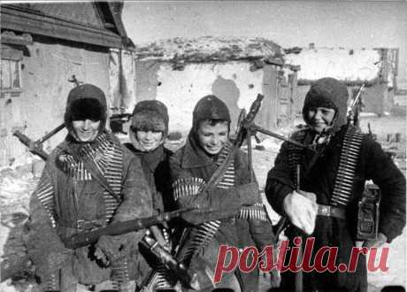 Страна должна знать своих героев в лицо. Эти мальчишки два дня успешно отражали атаки немцев на деревню Стеблево в 41-м до подхода Красной армии. Мальчиков звали Толя Володин, Коля Печников, Павлик Никаноров, Толя Николаев, Витя Печников, Ваня Рыжов, Петя Трофимов, Володя Розанов и Ваня Дервянов.