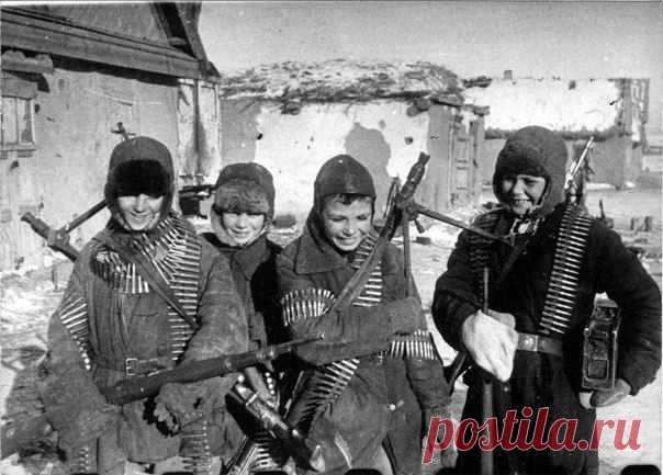 Страна должна знать своих героев в лицо. Эти мальчишки два дня успешно отражали атаки немцев на деревню Стеблево в 41-м до подхода Красной армии. Мальчиков звали Толя Володин, Коля Печников, Павлик Никаноров, Толя Николаев, Витя Печников, Ваня Рыжов, Петя Трофимов, Володя Розанов и Ваня Дервянов.
