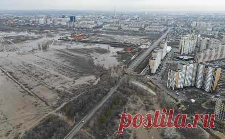 Мэр Оренбурга призвал срочно покинуть дома из-за опасного уровня воды. Все те, кто находится в зоне подтопления, необходимо покинуть свои дома, поскольку в ближайшие два дня ситуация будет только ухудшаться, сообщил мэр Оренбурга Сергей Салмин в своем телеграм-канале.