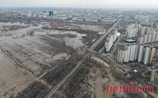 Мэр Оренбурга призвал срочно покинуть дома из-за опасного уровня воды. Все те, кто находится в зоне подтопления, необходимо покинуть свои дома, поскольку в ближайшие два дня ситуация будет только ухудшаться, сообщил мэр Оренбурга Сергей Салмин в своем телеграм-канале.