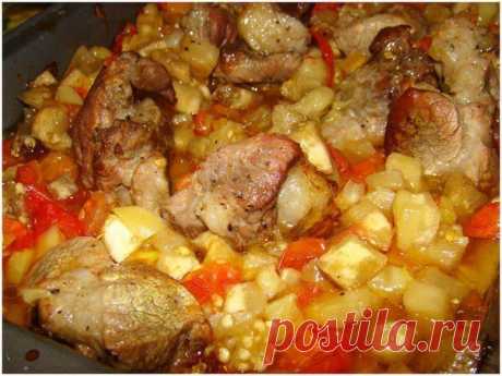 ЗАПЕЧЕННЫЕ С МЯСОМ ОВОЩИ
Great Food • Лучшие Рецепты

можно в мультиварке готовить
2 крупных баклажана
3 средних болгарских перца
4 средних помидора
свинина – 0,5 кг
специи: свежемолотый черный перец, красный перец, красный острый
соль по вкусу
давленный через чеснокодавку чеснок
зелень