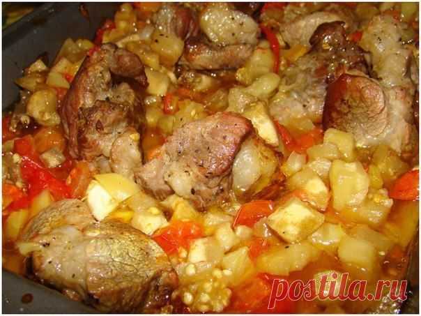 ЗАПЕЧЕННЫЕ С МЯСОМ ОВОЩИ
Great Food • Лучшие Рецепты


2 крупных баклажана
3 средних болгарских перца
4 средних помидора
свинина – 0,5 кг
специи: свежемолотый черный перец, красный перец, красный острый
соль по вкусу
давленный через чеснокодавку чеснок
зелень