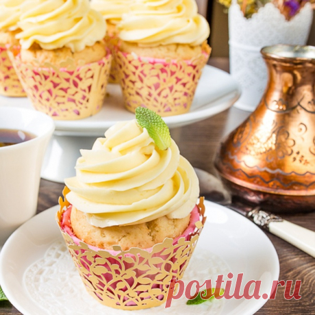 Капкейки с лимонно-сливочным кремом 

Нежные капкейки с вкуснейшим лимонным кремом на основе сливочного сыра. Крем отлично держит форму за счет добавления сливочного масла и не плывет при длительном нахождении при комнатной температуре. Так что берите на заметку и скорее готовьте эти вкусные кексики 

Ингредиенты на 12 штук:

Для кексов
мука 300 грамм
разрыхлитель 1 ч.л.
сода 1/4 ч.л.
соль 1/4 ч.л.
сливочное масло 120 грамм
сахар 150 грамм
яйца 1 шт.
желтки 2 шт.
сметана 2...
