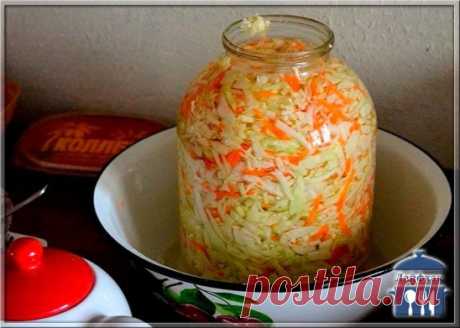 САМАЯ ПРОСТАЯ И ВКУСНАЯ КВАШЕНАЯ КАПУСТА
Не ругайтесь, опытные кулинары. Хочу поделится с неопытными) Даже не думала, что сама могу удивиться такому простому способу приготовления нашего любимого зимнего блюда. Поразил результат. Такую хрустящую, сочную, идеальную в плане соль-сахар капусту я пробовала лишь однажды. Та капуста созревала до пика вкусности в дубовой бочке, да с какими-то секретными