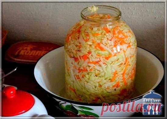 САМАЯ ПРОСТАЯ И ВКУСНАЯ КВАШЕНАЯ КАПУСТА
Не ругайтесь, опытные кулинары. Хочу поделится с неопытными) Даже не думала, что сама могу удивиться такому простому способу приготовления нашего любимого зимнего блюда. Поразил результат. Такую хрустящую, сочную, идеальную в плане соль-сахар капусту я пробовала лишь однажды. Та капуста созревала до пика вкусности в дубовой бочке, да с какими-то секретными