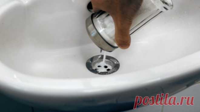 Хитромудрый трюк мне подсказала бабушка. Не верила, пока сама не попробовала: засор ушел мгновенно! - Образованная Сова Со временем в сливе для раковины или ванны скапливается много разного мусора и грязи. И в один прекрасный день засор становится настолько большим, что вода не может через него пробраться. Не спеши вызывать сантехника или бежать в магазин за различными очищающими средствами, химический состав которых удивил бы даже Менделеева.1 (1) Мы расскажем тебе, как приготовить средство …