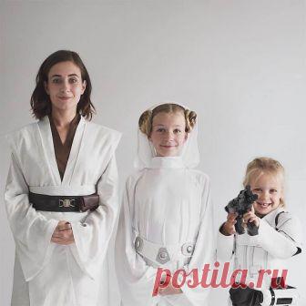 Мама и ёё дочки в одинаковых нарядах