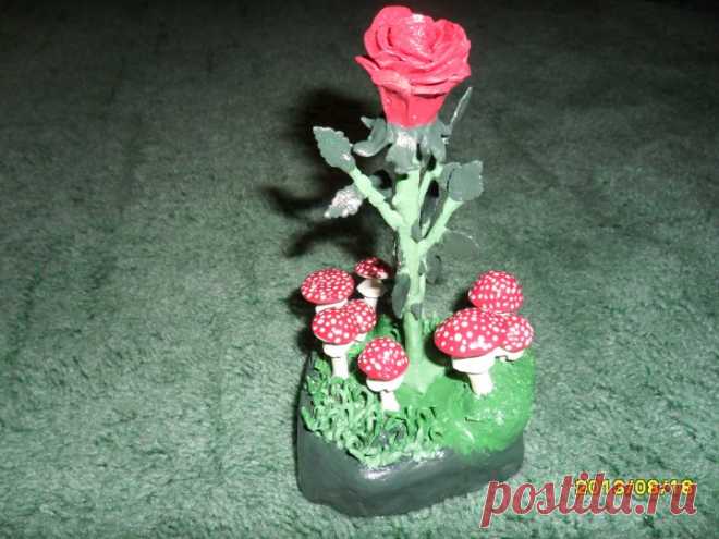 Роза в среде мухоморов