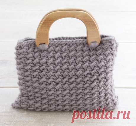 Вязаная сумка интересным узором
#крючок #вязаная_сумка

Этот рельефный узор несложен в исполнении и вяжется всего из двух видов столбиков путем чередования в шахматном порядке полустолбиков с накидом и соединительных столбиков.

Выпуклые наклонные нити, которые и образуют рельефность, получаются с изнаночной стороны полустолбиков.

Узор одинаково выглядит с двух сторон.

Размер: 23х28 см

Понадобится:
150 г. шерстяной пряжи (в 100 г – 106 м)
Крючок № 6
Ручки для сумки

Пло...