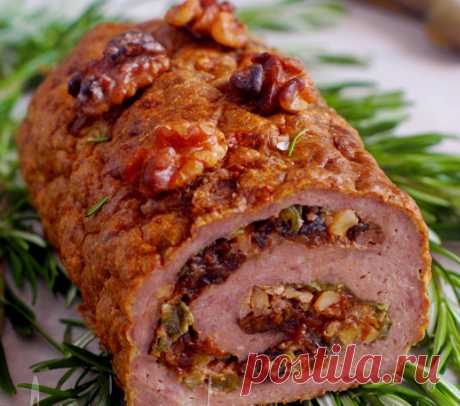 Рулет из мясного фарша с черносливом и грецкими орехами .