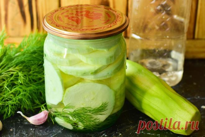 Маринованные кабачки с чесноком на зиму - хрустящие и ароматные Маринованные кабачки с чесноком можно с легкостью закатать на зиму в банки. Получаются они очень вкусными, хрустящими и довольно ароматными.