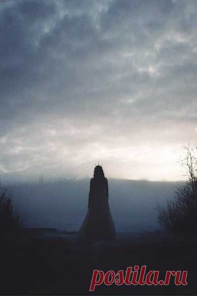 #alchemy_beautiful

Если встретить первый рассвет месяца, заглянуть ему в лицо, увидеть, как он зарождается, этот месяц — получишь ещё немного жизненной энергии, ещё каплю волшебства, ещё минуточку чуда. Ещё лучик солнца. Ещё один. Ещё одна заря нового месяца...
Мать Некромантов пила рассветную свежесть большими глотками, задыхаясь от счастья. Солнце всходило — ежедневное чудо. Мир просыпался, и в каждом мгновении была магия.

© Лена Тулинова, цикл «Ванильный некромант»
