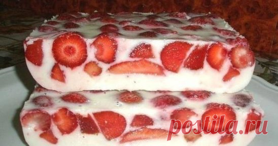 Легкий клубничный десерт без выпечки…Очень вкусно! 
 Ингредиенты:
3 ст. л. желатина + 1 ст. воды;
0,5 л. сметаны + 1 ст. сахара + ванилин;
клубника (можно банан или киви).
 Приготовление:
Залить желатин водой и отставляем, чтобы набух желатин. Смешать сметану с сахаром и ванилином (не взбивать!). Ставим желатин на огонь и постоянно помешивая нагреваем не доводя до кипения. Затем вливаем туда тонкой струйкой сметану, постоянно помешивая.
Выкладываем в форму пищевую пленку, раскладываем клубн
