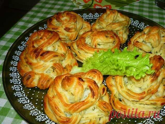 Запеченное ароматное картофельное пюре.

Картофель отварить и растолочь в пюре, добавить сливочное масло, укроп, яйца, соль и обжаренный на растительном масле репчатый лук и чеснок. Хорошенько перемешать.
При помощи кондитерского мешка и насадки выложить на противень, смазанный маслом и выпекать при 180С около 25 мин.