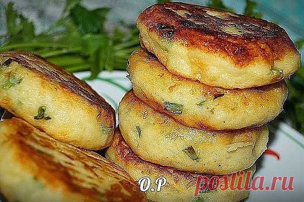 Картофельные биточки с луком и сыром.

Для приготовления потребуется:
картофель- 1 кг
яйца- 2 шт
мука- 0,5 стакана
зелёный лук-небольшой пучок
сыр- 30гр
соль- по вкусу
растительное масло - для жарки
Картофель очистить и отварить в подсоленной воде до готовности,минут 40 и более, воду слить и слегка остудить отварной картофель, размять в однородное пюре и полностью остудить.
Сыр натереть на мелкой тёрке,зелёный лук мелко нарезать.
В подготовленное пюре добавить яйца и муку ...