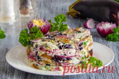 Салат с баклажанами, яйцом и маринованным луком - рецепт с фото