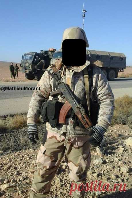 Боевые действия в Сирии
Как вы понимаете, за &quot;Соколом&quot; - воины фараона. На бронированном &quot;покемоне&quot; с бронекапсулой в кузове (обычный транспорт &quot;спецов&quot;, но не только) и то ли связь, то ли РЭБ... не видно.