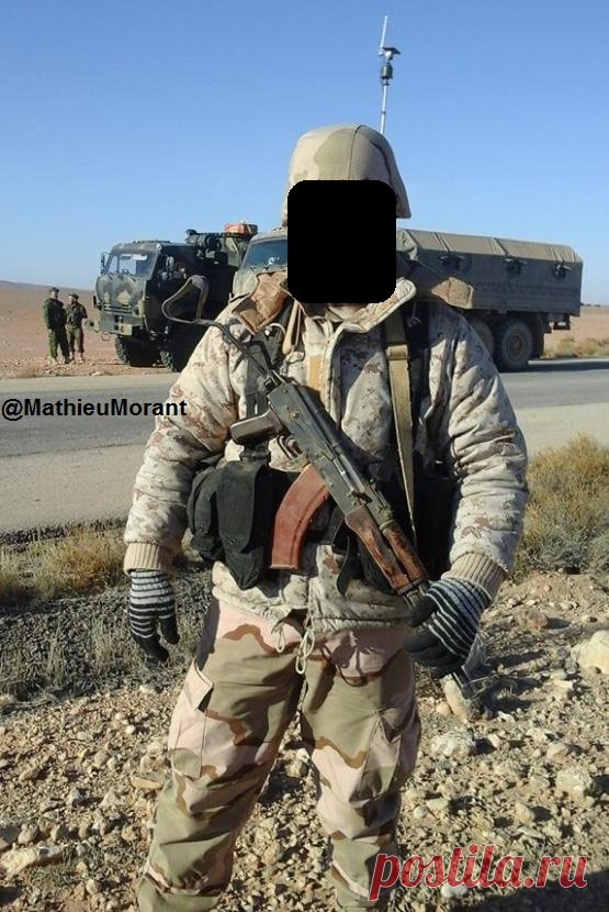 Боевые действия в Сирии
Как вы понимаете, за "Соколом" - воины фараона. На бронированном "покемоне" с бронекапсулой в кузове (обычный транспорт "спецов", но не только) и то ли связь, то ли РЭБ... не видно.
