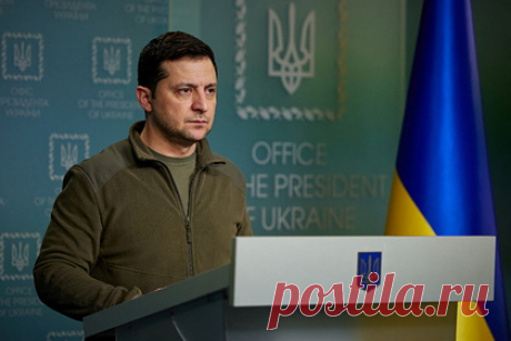 Зеленский призвал к созданию антивоенной коалиции. Президент Украины Владимир Зеленский призвал к созданию антивоенной коалиции. «Мы защищаем свою свободу и землю. Но нуждаемся в действенной международной помощи. Совместно мы должны посадить Россию за стол переговоров», — заявил Зеленский. Он отметил, что обсудил этот вопрос с президентом Польши Анджеем Дудой.