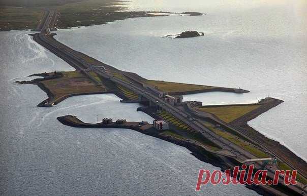 Дамба

Именно благодаря дамбе Петербург в конце 2013 года более-менее спокойно пережил «Святого Иуду», Именно благодаря дамбе добираться из Петергофа в Сестрорецк стало в разы проще. А ведь всего пять лет назад ничего этого не было.

Точнее, было. Половину дамбы успели построить еще в 1984 году. А первые проекты создания системы защитных сооружений появились еще в XIX веке, но тогда их осуществить было практически невозможно. Но решать проблемы было нужно. Как раз в 1824 г...