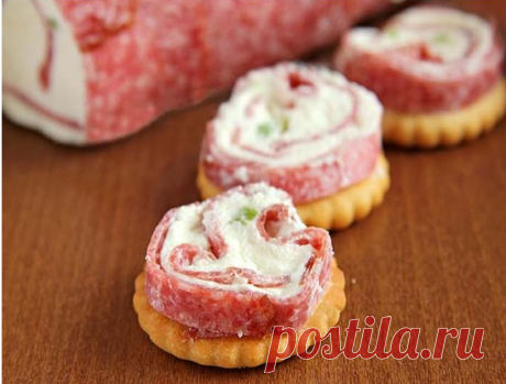 Рулет из салями и сыра - KitchenMag.ru