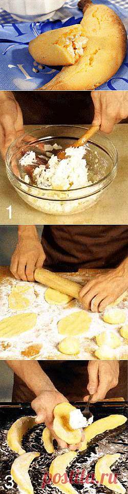 Печенье «бананы». 

Ингредиенты:
4 стакана просеянной муки + 6 ст. л. 
400 г творога 
400 г размягченного сливочного, масла 
200 г сметаны
1 стакан сахара 
2 банана 
2 желтка
2 ч. л. разрыхлителя

Время подготовки: 35 мин.
Время приготовления: 25 мин.