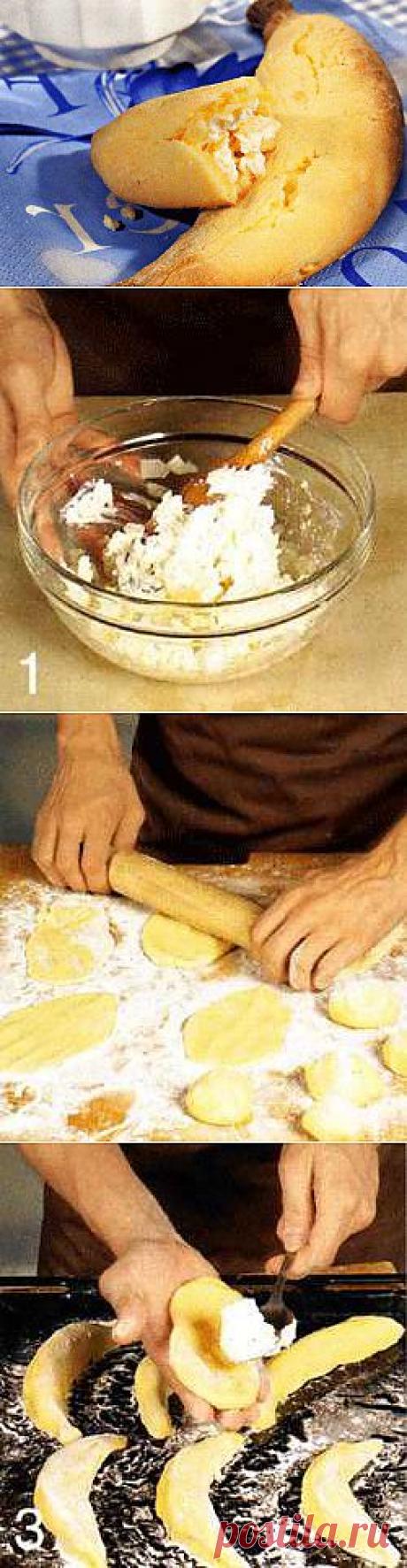 Печенье «бананы». 

Ингредиенты:
4 стакана просеянной муки + 6 ст. л. 
400 г творога 
400 г размягченного сливочного, масла 
200 г сметаны
1 стакан сахара 
2 банана 
2 желтка
2 ч. л. разрыхлителя

Время подготовки: 35 мин.
Время приготовления: 25 мин.