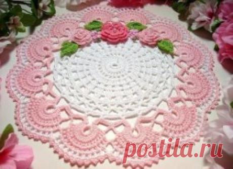 Салфетка с объемным декором
Несмотря на небольшие размеры, именно салфетки позволяют тренироваться в вязании сложных узоров, которые в дальнейшем можно будет применить для платья или юбки. А еще вязать такие вещицы интересно — редко какая салфетка имеет повторяющиеся ряды, поэтому рисунок такого полотна получается ажурным и фантазийным. А весь процесс создания красивой салфетки, связанной крючком, занимает не больше нескольких дней, а то и часов.
Данный вариант отличает наличие декора в виде объ