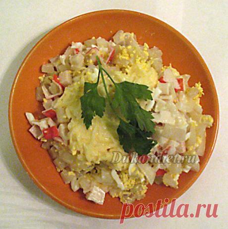 Салатик из кальмаров (а-ля «Мимоза») | Диета Дюкана
На 500 г кальмаров:
150 г крабовых палочек,
4-5 варёных яиц,
100 г твёрдого сыра (до 7%),
2 луковицы,
майонез (Дюкана).
Для украшения: зелень петрушки, варёная морковь.