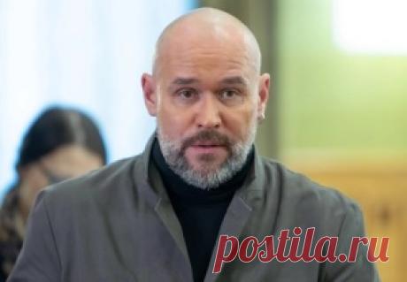 МАКСИМ - В детстве Максим не доставляет родителям и учителям никаких хлопот. Он хорошо учится, у него нормальные отношения со сверстниками. Читает разные книги, и у него развивается богатое воображение. С удовольствием ходит в театр на детские спектакли. ...