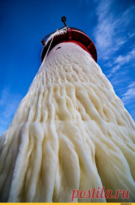 Замерзшие маяки на озере Мичиган