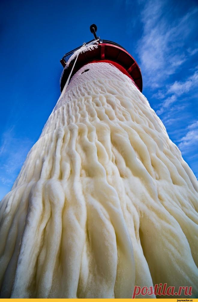 Замерзшие маяки на озере Мичиган