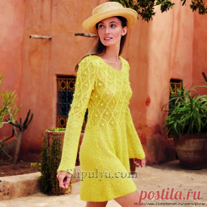 Расклешенное вязаное платье с ромбами и «шишечками»