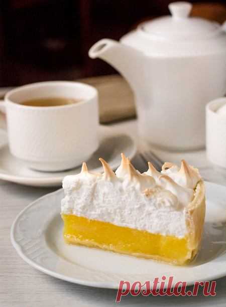 Лимонный пирог с меренгой на Вкусном Блоге Он же – легендарный американский Lemon Meringue Pie. Сразу скажу, что десерт этот очень сладкий, поэтому есть его нужно дозированно (по крайней мере, на мой вкус) и с несладким чаем. В принципе, можно попробовать сократить количество сахара в лимонной части – меренгу лучше в этом плане не трогать, потому что…