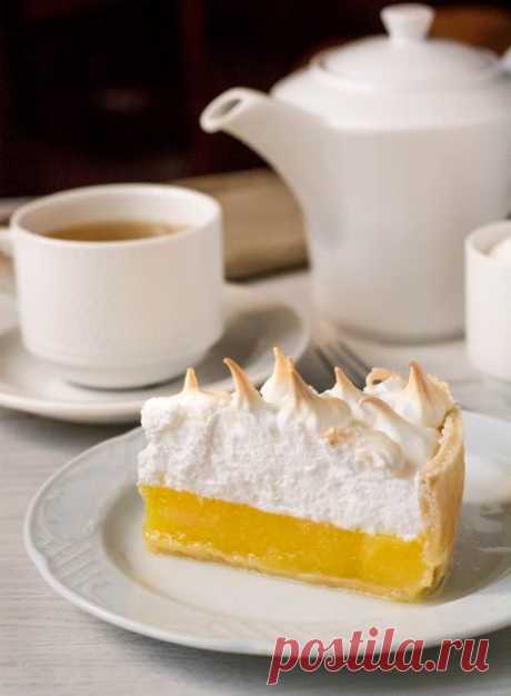 Лимонный пирог с меренгой на Вкусном Блоге Он же – легендарный американский Lemon Meringue Pie. Сразу скажу, что десерт этот очень сладкий, поэтому есть его нужно дозированно (по крайней мере, на мой вкус) и с несладким чаем. В принципе, можно попробовать сократить количество сахара в лимонной части – меренгу лучше в этом плане не трогать, потому что…