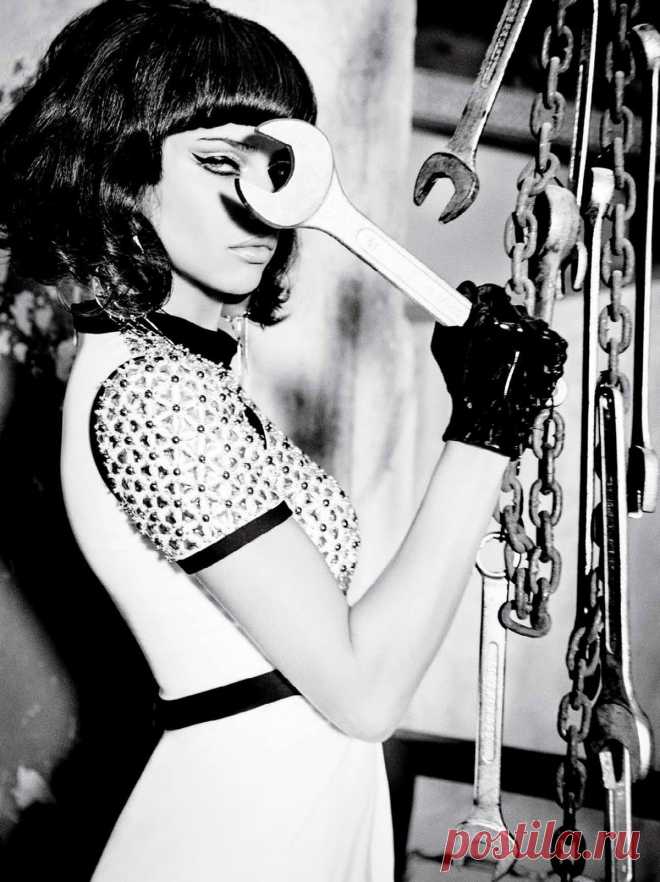 Адриана Лима (Adriana Lima) в фотосессии Эллен фон Унверт (Ellen von Unwerth) для журнала Vogue Brazil (сентябрь 2014)