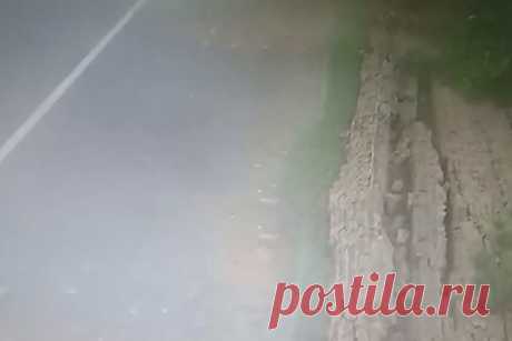 Падение стены в Подмосковье из-за сильного ветра попало на видео. В подмосковном Подольске из-за сильного ветра рухнула каменная стена. Падение было зафиксировано камерами видеонаблюдения. В ролике видно улицу Комсомольская. Машины быстро проезжают по дороге, а затем неожиданно валится на землю красная каменная стена. При падении кирпичи относит к проезжей части.