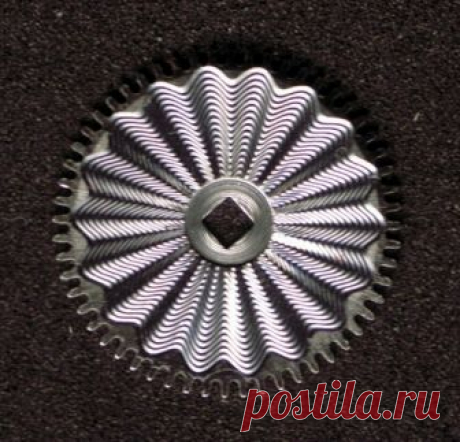 Sonnen-Guilloché Muster auf Uhrwerk Zahnrad 01 - Гильош — Википедия