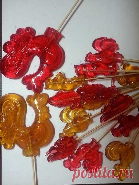 📌Петушок на палочке. как в детстве
====================================================
Ингредиенты только натуральные, и никаких «Е»:
• вода – 6-9 ст.л;
• сахар – 9 ст.л.;
• лимонная кислота – щепоточку или 1 ст.л винного уксуса; 
• масло растительное для смазки формы;
• палочки или шпажки.

Наливаем в кастрюльку воду, добавляем сахар и лимонную кислоту. Ставим на маленький огонь. Варить, медленно помешивая. Смесь доводим до карамельного цвета и выключаем. Готовность кар...