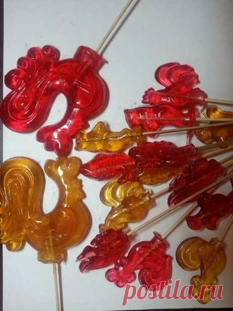 📌Петушок на палочке. как в детстве
====================================================
Ингредиенты только натуральные, и никаких «Е»:
• вода – 6-9 ст.л;
• сахар – 9 ст.л.;
• лимонная кислота – щепоточку или 1 ст.л винного уксуса; 
• масло растительное для смазки формы;
• палочки или шпажки.

Наливаем в кастрюльку воду, добавляем сахар и лимонную кислоту. Ставим на маленький огонь. Варить, медленно помешивая. Смесь доводим до карамельного цвета и выключаем. Готовность кар...