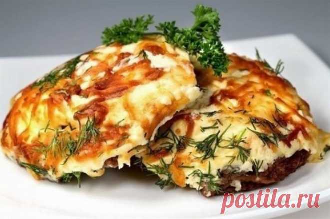 Мясо по-французски с картофелем, помидорами и грибами Ингредиенты: мясо - 500 гр картофель - 2-3 крупные помидоры - 3-4 шт 2-3 средние луковицы свежие шампиньоны - 300 гр майонез - 1 пачка сыр - 300 гр соль и специи по вкусуПриготовление:Предварительно подготовим мясо. Его необходимо порезать на кусочки, при желании можно отбить. Посыпать...