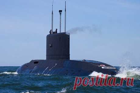 Подлодка «Кронштадт» выполнила погружение на испытаниях. Экипаж дизель-электрической подлодки «Кронштадт» проекта 677 «Лада» выполнил погружение на глубину 180 метров в морских полигонах Балтийского флота, сообщили в Минобороны России. В ходе погружения проверили работу всех систем и механизмов корабля. Погружение подлодки обеспечивали боевые корабли и спасательное судно.