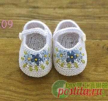 Пинетки с вышивкой. Схема вязания здесь http://labhousehold.com/booties-with-embroidery.html