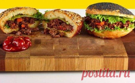 Готовим с Сталик Ханкишиев жареное копченое мясо в бургере на гриле рецепт. У меня на даче 2 любимых инструмента. Это казан и мангал. У казана и мангала есть брат. Его зовут тандыр. А у тандыра есть младший брат. Его зовут керамический гриль 