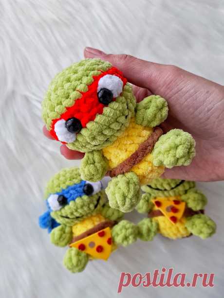 PDF Черепашки-Ниндзя крючком. FREE crochet pattern; Аmigurumi toy patterns. Амигуруми схемы и описания на русском. Вязаные игрушки и поделки своими руками #amimore - плюшевая черепаха из детского мультфильма, маленькая черепашка ниндзя из плюшевой пряжи.