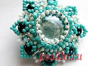 Создаем объемную брошь из бисера, бусин и стеклянного камешка - Ярмарка Мастеров - ручная работа, handmade