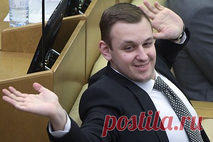 Комиссия Госдумы рекомендовала лишить полномочий двух депутатов из-за прогулов. Мандатная комиссия Государственной Думы рекомендовала лишить мандатов депутатов Василия Власова (ЛДПР) и Вадима Белоусова («Справедливая Россия — За правду») из-за прогулов. Об этом сообщил парламентарий Юрий Синельщиков. «Рекомендовали снять полномочия с одного и со второго», — сказал он.